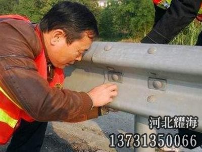 道路护栏板安装实拍