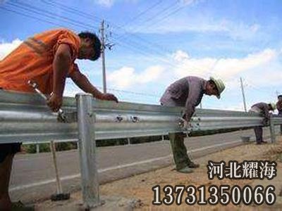 道路护栏板安装实拍